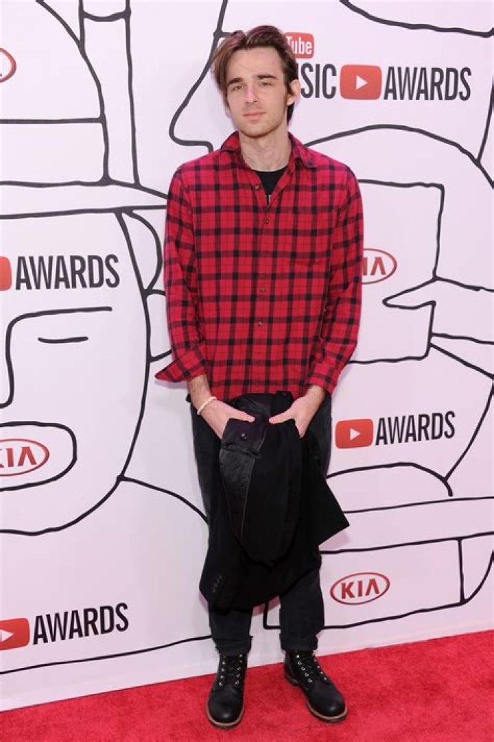 Girls star Nick Lashaway dies in car accident