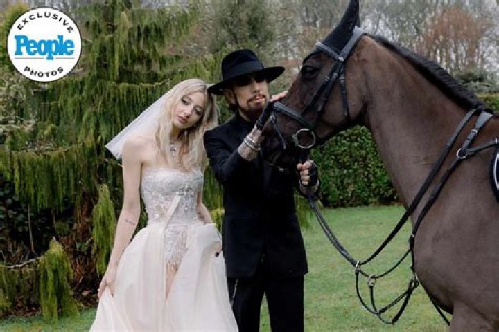 Who is Dave Navarro dating; Check out Dave Navarro's girlfriends